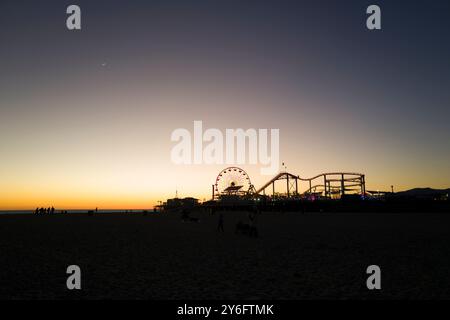 Die Menschenmassen versammeln sich unter dem Schild Santa Monica Yacht Harbor und genießen einen Tag mit Essen im Freien, Sportfischen und Bootstouren entlang der malerischen Uferpromenade. Stockfoto