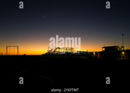 Die Menschenmassen versammeln sich unter dem Schild Santa Monica Yacht Harbor und genießen einen Tag mit Essen im Freien, Sportfischen und Bootstouren entlang der malerischen Uferpromenade. Stockfoto