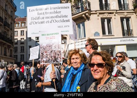 Elisabeth Nicoli, eine Rechtsanwältin und MLF-Aktivistin, trug 1989 zur Gründung und Co-Präsidentschaft der Alliance des femmes pour la democratie (AFD) bei. Iranische Frauen erschüttern mit einem Plakat das monotheistische Gebäude von Ost und West. Frau Leben Freiheit. Demonstrationen anlässlich der zwei Jahre seit der Ermordung von Jina Mahsa Amini am 16. September 2022 in Teheran und zur Unterstützung des iranischen Volkes bei seinem Streben nach Freiheit, Säkularismus und Demokratie. Frankreich, Paris, 15. September 2024. Foto: Patricia Huchot-Boissier / Agence DyF. Stockfoto