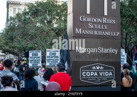 San Diego, Kalifornien, USA. September 2024. Die Demonstranten sind aufmerksam während einer Waffenstillstandskundgebung, die von mehreren Interessenvertretungsorganisationen veranstaltet wird, nachdem israelische Luftangriffe auf die südlichen Vororte von Beirut, Libanon, 550 Menschen das Leben gekostet haben. (Credit Image: © Jake Lee Green/ZUMA Press Wire) NUR REDAKTIONELLE VERWENDUNG! Nicht für kommerzielle ZWECKE! Stockfoto