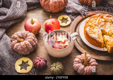 Hausgemachte Apfelkuchen mit Früchtetee für kalte Herbsttage und Thanksgiving Stockfoto