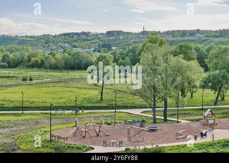 Jelabuga, Russland - 22. Mai 2024: Blick auf den Spielplatz im Park der Kultur und Erholung Shishkin Teiche. Frühlingsstadt. Stockfoto