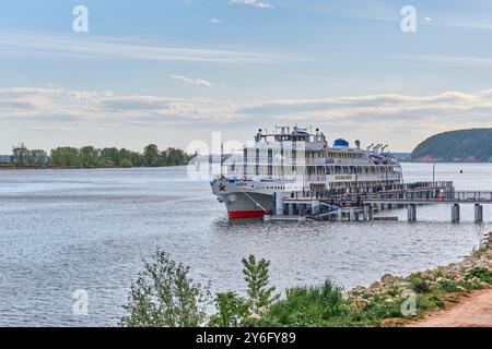Jelabuga, Russland - 22. Mai 2024: Kreuzfahrtschiff Alexander Fadeev am Pier. Fluss Kama, in der Nähe der Stadt Yelabuga, Tatarstan. Blick von der Küste. Stockfoto