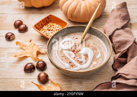 Cremige süße Kastanien- und Kürbissuppe mit Samen und Sahne Stockfoto
