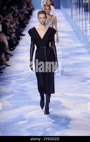 Paris, Frankreich. September 2024. Model Sandra Murray ist auf dem Catwalk der Dior Fashion Show während der Frühjahr Sommer 2025 Collections Fashion Show auf der Paris Fashion Week am 24. September 2024 zu sehen (Foto: Jonas Gustavsson/SIPA USA) Credit: SIPA USA/Alamy Live News Stockfoto