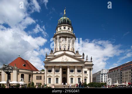 Majestätisch auf dem Gendarmenmarkt präsentiert sich der französische Dom mit seinem eleganten Design vor einem leuchtend blauen Himmel in Berlin. Stockfoto