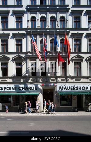 Berlin, Deutschland, 27. Juli 2009, die Fassade des Hauses am Checkpoint Charlie ist mit Alliierten-Flaggen versehen, die seine historische Bedeutung in Berlin unterstreichen Stockfoto