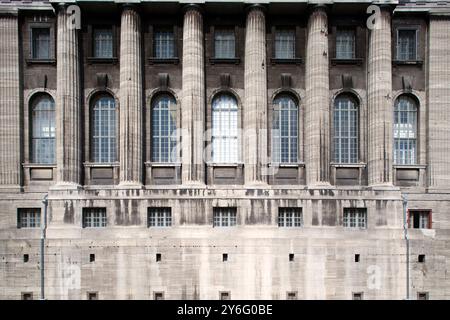 Das Pergamonmuseum in Berlin verfügt über eine beeindruckende architektonische Fassade mit großen Säulen und komplexen Fensterdesigns. Stockfoto