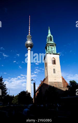 Der Fernsehturm steht neben der historischen Marienkirche in Berlin und zeigt die Mischung aus Moderne und Tradition. Stockfoto