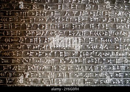 Berlin, Deutschland, 24. Juli 2009, entdecken Sie im Pergamonmuseum in Berlin komplizierte assyrische Keilschrift, die auf Stein gemeißelt wurde und antike Zivilisten zeigt Stockfoto