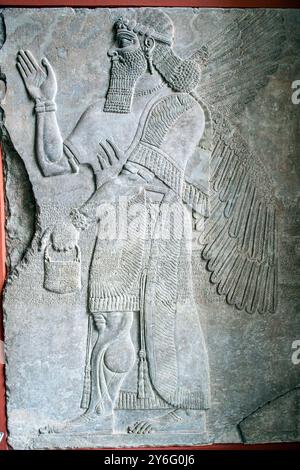 Berlin, Deutschland, 24. Juli 2009, erkunden Sie die komplizierten Reliefs mit geflügelten göttlichen Wesen aus Alabaster, die im Berliner Pergamonmuseum untergebracht sind. Stockfoto