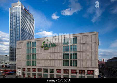 Berlin, Deutschland, 21. Juli 2009, das Hotel Galeria Kaufhof und Park Inn besticht durch moderne europäische Architektur am Berliner Alexanderplatz. Stockfoto