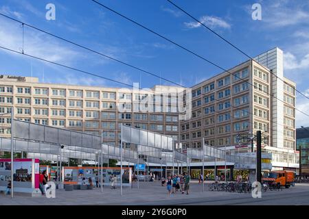 Berlin, Deutschland, 21. Juli 2009, Besucher erkunden Ausstellungsstände zur Friedlichen Revolution am Alexanderplatz, einem Wahrzeichen Berlins, Stockfoto