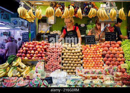 Barcelona, Spanien, 4. September 2008, ein farbenfroher Obststand bietet eine Vielzahl frischer Produkte im Mercat de la Boqueria, wo Einheimische Zutaten kaufen Stockfoto