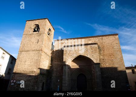 Erkunden Sie die architektonische Schönheit von Iglesia de San Nicolás in Plasencia, Cáceres, beleuchtet von den warmen Farbtönen des Sonnenuntergangs. Stockfoto