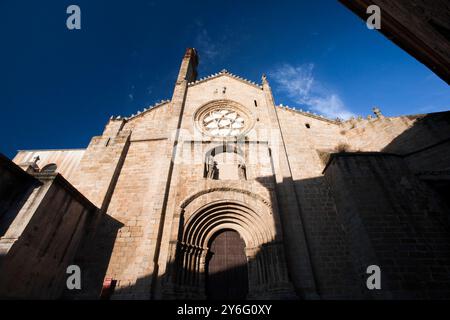 Die historische Kathedrale Vieja zeigt ihre atemberaubende romanische Fassade in Plasencia, Cáceres, die durch den klaren blauen Himmel hervorgehoben wird. Stockfoto