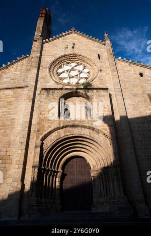 Die historische Kathedrale Vieja zeigt ihre atemberaubende romanische Fassade in Plasencia, Cáceres, die durch den klaren blauen Himmel hervorgehoben wird. Stockfoto