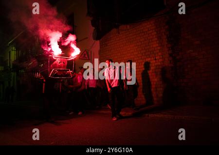 Aznalcazar, Spanien, 26. Oktober 2008, der Toro de Fuego beleuchtet die Straßen von Aznalcazar, während die Zuschauer die Festivalatmosphäre und das Feuerwerk genießen Stockfoto