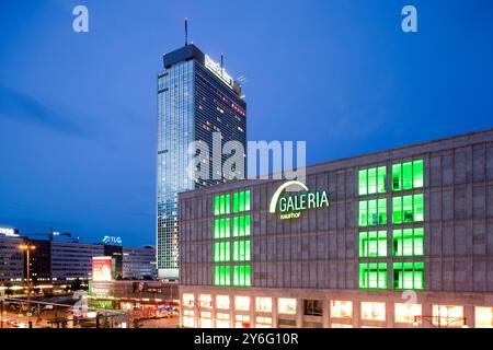 Berlin, Deutschland, 21. Juli 2009, die hellen Lichter der Galeria Kaufhof und des Park Inn Hotels erleuchten den Alexanderplatz in Berlin am Abend. Stockfoto