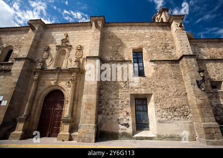 Erkunden Sie die historische Iglesia del convento de las Monjas Clarisas, ein Plateresque-Wunder aus dem 16. Jahrhundert in Cáceres, Spanien. Stockfoto