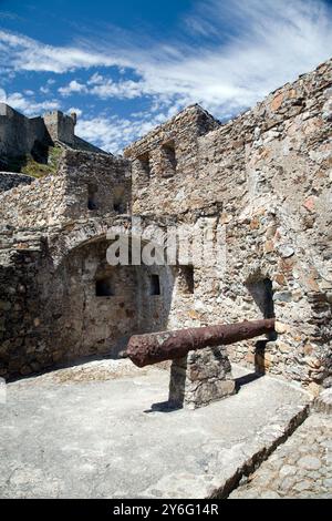 Entdecken Sie die alten Steinmauern und Kanonenreste in Murallas de Marvão, einer befestigten Stadt mit Blick auf die Grenze zu Guadiana. Stockfoto