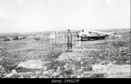 Ein Luftwaffenführer der Royal Air Force neben einem abgestürzten Junkers Ju 52 in Derna, Libyen, während des Zweiten Weltkriegs. Stockfoto