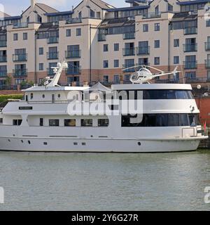 Kleiner Hubschrauber und Hubschrauberlandeplatz an Bord eines Bootes (Miss Conduct) Bristol Docks. Sommer. Vom Juni/Juli 2024 Stockfoto