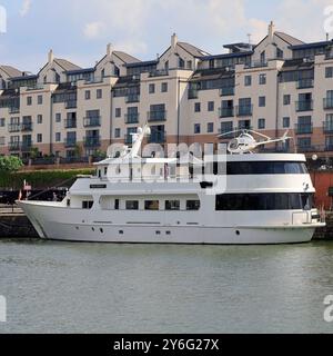 Kleiner Hubschrauber und Hubschrauberlandeplatz an Bord eines Bootes (Miss Conduct) Bristol Docks. Sommer. Vom Juni/Juli 2024 Stockfoto