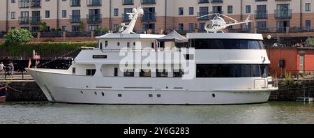 Kleiner Hubschrauber und Hubschrauberlandeplatz an Bord eines Bootes (Miss Conduct) Bristol Docks. Sommer. Vom Juni/Juli 2024 Stockfoto