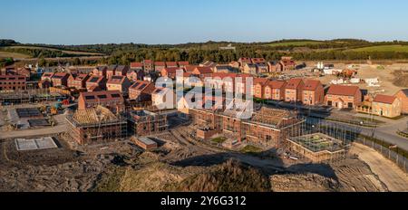 Panoramablick auf ein neu erbautes Wohngebiet mit Häusern im Bau, um die Lücke in der britischen Wohnungsknappheit zu schließen und das zu ergänzen Stockfoto