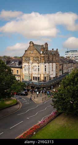 HARROGATE, GROSSBRITANNIEN - 21. SEPTEMBER 2024. Blick aus der Vogelperspektive auf das Äußere der viktorianischen Architektur von Betty's Cafe und Tea Rooms in Harrogate, Stockfoto