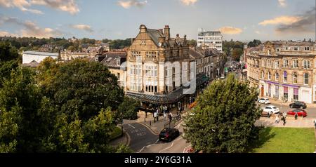 HARROGATE, GROSSBRITANNIEN - 21. SEPTEMBER 2024. Blick aus der Vogelperspektive auf das Äußere der viktorianischen Architektur von Betty's Cafe und Tea Rooms in Harrogate, Stockfoto