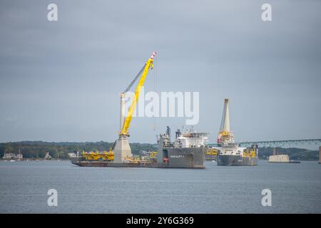 Der 760 Fuß lange, unter zyprischer Flagge fahrende Behemoth Bokalift 2 und Bokalift 1, ein Windturbinenschiff, ließ kurz südlich der Newport Bridge vor Anker Stockfoto