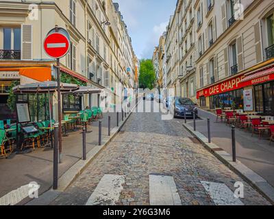 09 15 2024 - Paris, Frankreich. Straßenfotografie in Paris. Gemütliche Straße in Montmartre Paris Stockfoto