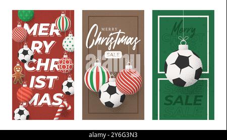 Fußball-Weihnachtsgruß-Kartenset mit Körnung. Vertikale Grußkarte im Retro-Stil für frohe Weihnachten und Happy New Year. Hängen Sie eine Weihnachtskugel an Stock Vektor