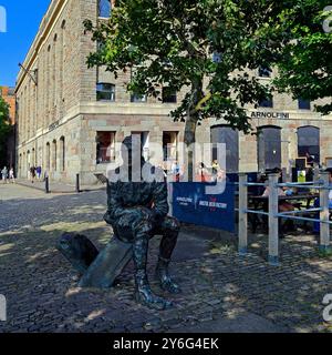 John Cabot Bronzeskulptur in lebensgroßer Größe vor der Arnolfini Kunstgalerie, Bristol, Westengland, Großbritannien. 2024 Stockfoto