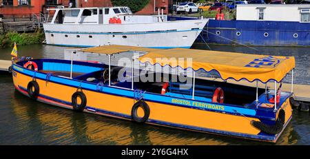 Farbenfrohe Tour Boot vertäut, Bristol, Westengland, Großbritannien. 2024 Stockfoto