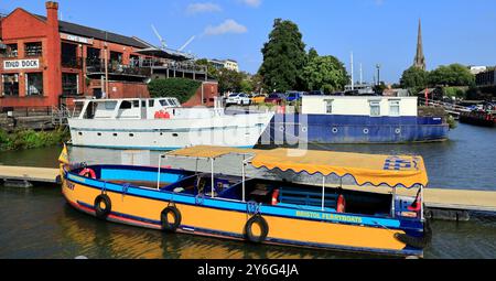 Farbenfrohe Tour Boot vertäut, Bristol, Westengland, Großbritannien. 2024 Stockfoto