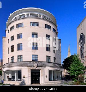 Elektrizitätshaus mit attraktiver geschwungener modernistischer Fassade und Kunstwerken im Büroblock an der Quay Street, im Stadtzentrum von Bristol Stockfoto