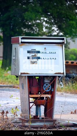 Alte und rostende Gaspumpe sitzt am letzten Verkaufsort gefroren. Die Pumpe ist Teil einer stillgelegten Tankstelle. Stockfoto