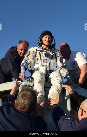 Zhezkazgan, Kasachstan. 23. September 2024. Die NASA-Astronautin Tracy Caldwell Dyson lächelt, als sie kurz nach der Landung am 23. September 2024 in der Nähe der Stadt Zhezkazgan in Kasachstan aus dem Raumschiff Sojus MS-25 geholfen wird. NASA-Astronaut Tracy Caldwell Dyson, Roscosmos-Kosmonauten Oleg Kononenko und Nikolai Chub kehrten sicher von der Internationalen Raumstation zurück. Quelle: Pavel Shvets/NASA/GCTC/Alamy Live News Stockfoto