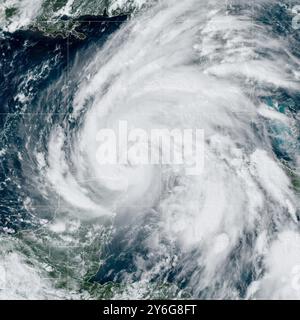 Yucatan, Mexiko. September 2024. Yucatan, Mexiko. September 2024. Das Satellitenbild der NOAA MODIS zeigt Hurrikan Helene, einen Sturm der Kategorie 1, der langsam den Golf von Mexiko aufwärts zieht, während er sich auf den warmen Gewässern verstärkt, am 25. September 2024 in der Nähe von Yucatan, Mexiko. Helene wird voraussichtlich zu einem großen Kategorie-3-Hurrikan werden, wenn er in Florida's Big Bend Credit: GOES-East/NOAA/Alamy Live News auf Land trifft Stockfoto