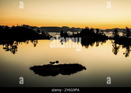 Sonnenaufgangssee in den spanischen Pyrenäen, in der Berghütte JM Blanc, Aigueestortes i Estany de Sant Maurici Nationalpark Stockfoto