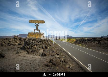 Timanfaya, Lanzarote, Spanien, März 2023: Blick auf das Eingangsschild und die Straße des Nationalparks Timanfaya auf Lanzarote, Kanarische Inseln. Das El Diablo-Sym Stockfoto