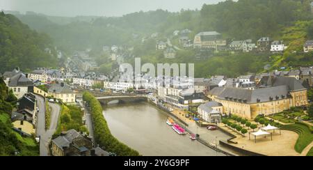 Bouillon, Belgien August 4. 2023: Blick auf die Stadt Bouillon und den Fluss Semois an einem Regentag Stockfoto