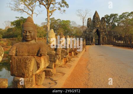 In Stein gemeißelte Statuen von Devas auf der Brücke nach Angkor Thom, Siem Reap, Kambodscha, Asien Stockfoto