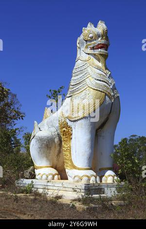 Antike Statue des Löwenhüters im Tempelkomplex Shwe Inn Thein Paya in der Nähe des Inle-Sees im Zentrum von Myanmar (Burma) Stockfoto