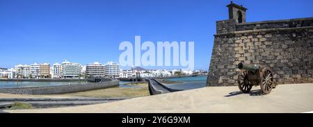 Arrecife, Lanzarote, März 2023: Blick auf die Kanone von Castillo de San Gabriel mit der Stadt Arrecife im Hintergrund Stockfoto