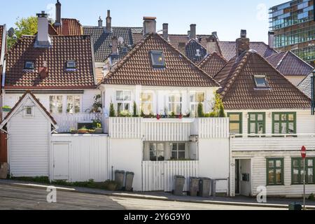 Bergen, Norwegen, Mai 2015: Typische weiße Holzhäuser in Bergen, Norwegen, Wohnviertel, Europa Stockfoto