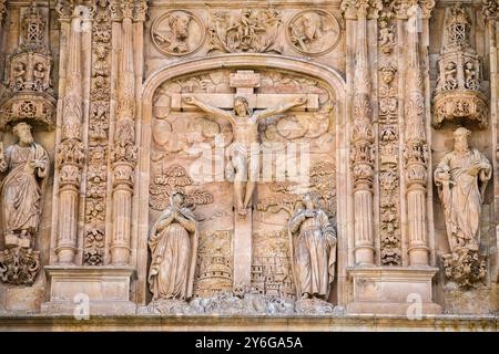 Portada Renacimiento plateresco del Convento de San Esteban, Salamanca. Detalle de la escena del calvario Stockfoto